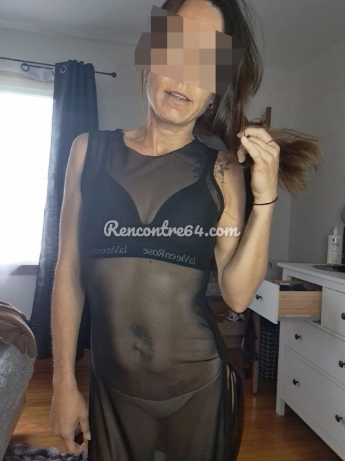 Cougar dominatrice de Pau disponible pour rencontre sexe avec un jeune homme