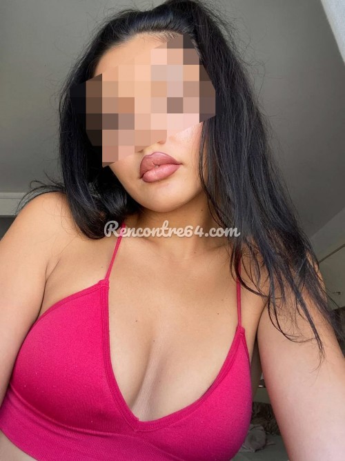 Latina de Biarritz cherche un mec pour une fellation au miel