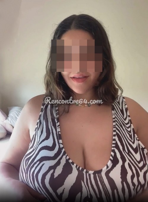 Pute marocaine aux gros boobs d'Hendaye cherche un plan sexe hard